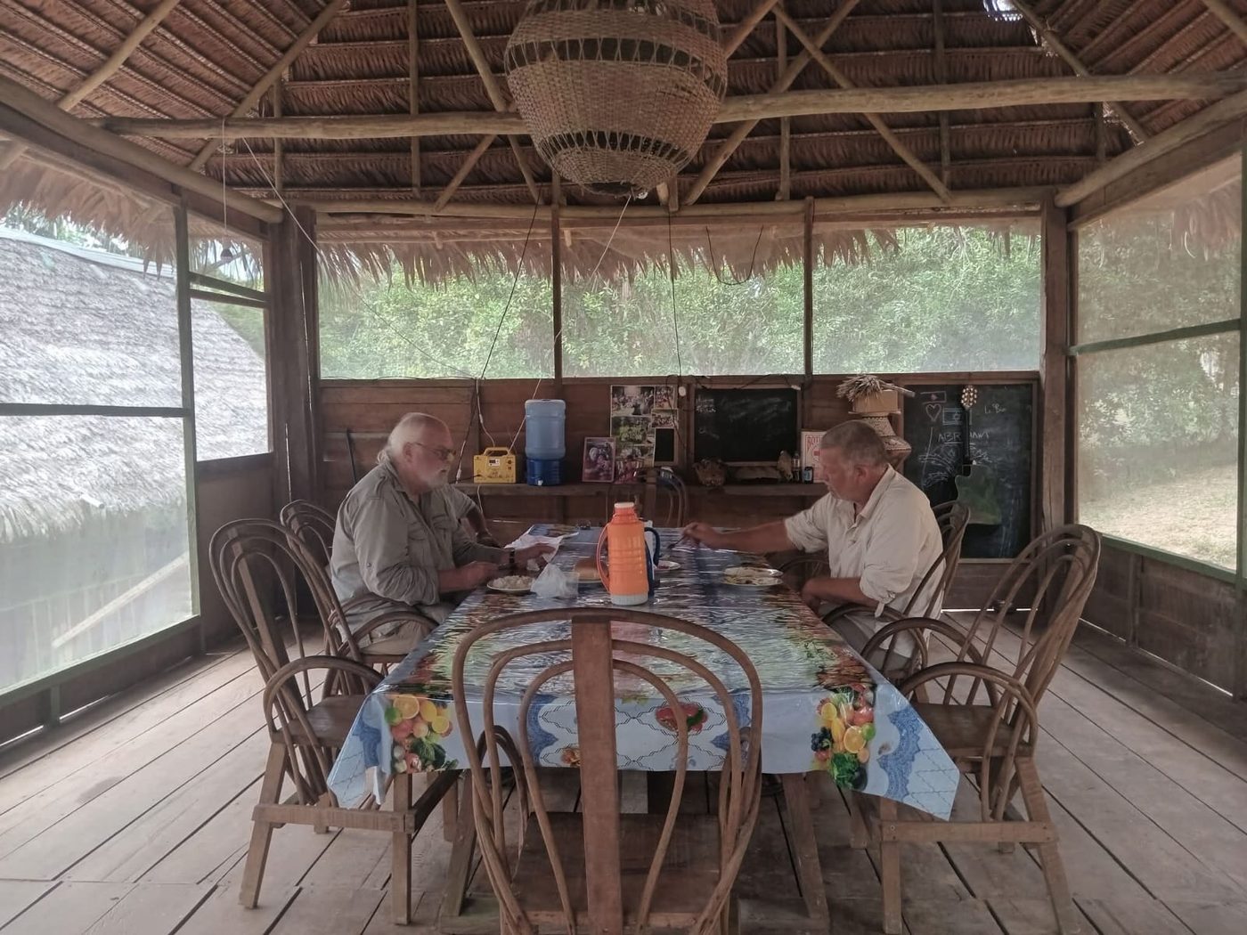 The open dining hut with guests at the table